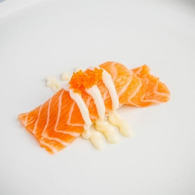 R13ซูชิแซลมอนสดครีมซอสไข่กุ้ง