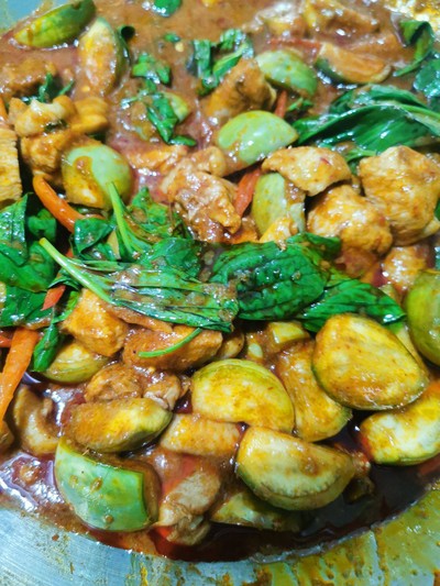 ผัดพริกแกงไก่ใส่มะเขือ