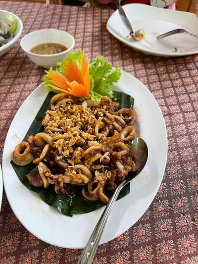 ปลาหมึกทอดกระเทียม