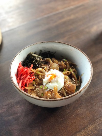 ข้าวหน้าหมูสไปซี่มิโสะ