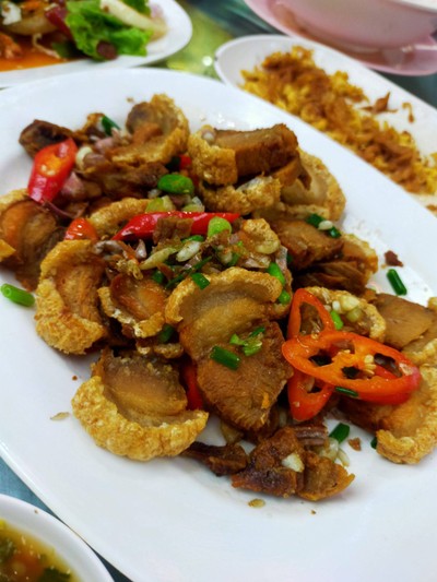 หมูกรอบคั่วพริกเกลือ