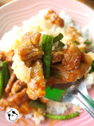 ผัดพริกแกง หมูชิ้นราดข้าว