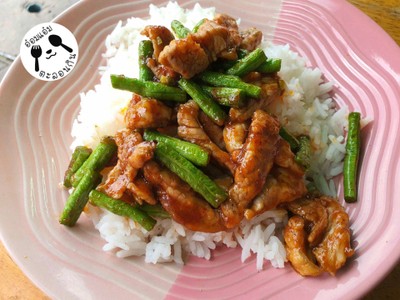 ผัดพริกแกง หมูชิ้นราดข้าว