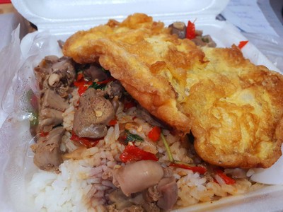 กระเพราเครื่องในไก่😄