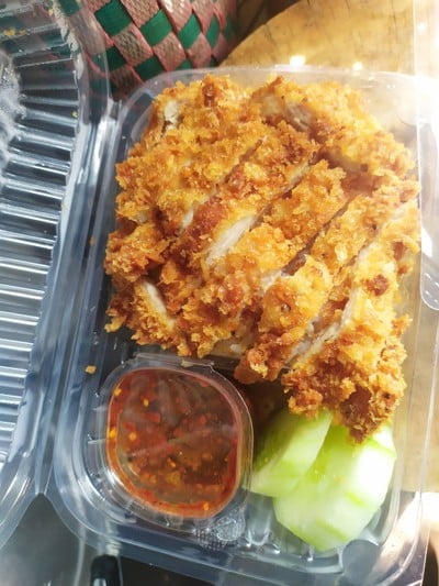 ข้าวไก่พูดมากทอดกรอบ ชุบเกล็ดขนมปัง