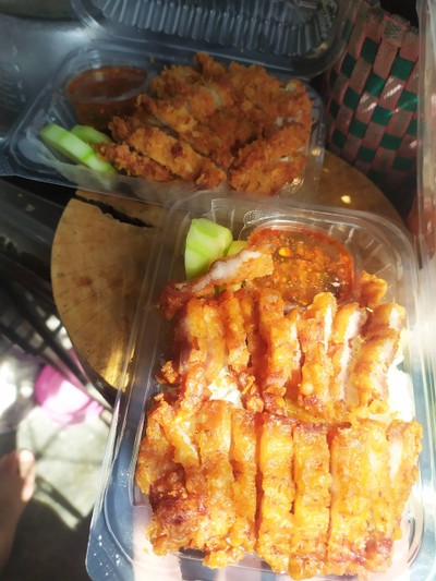 ข้าวราดไก่ทอดกรอบและหมูกรอบ ซอสน้ำจิ้มแจ่ว