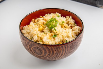 ข้าวผัดกระเทียมแซลมอน / Fried rice with salmon