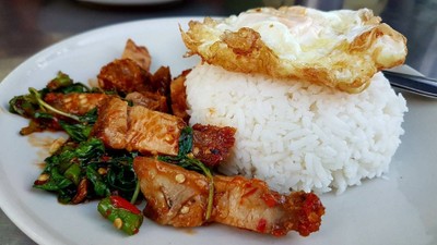 ข้าว+สามชั้นกระเพราไข่ดาว