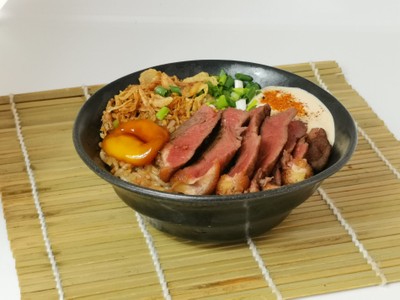 ข้าวหน้าสเต็กเนื้อย่างหอมเจียวกับมิโซะซุป