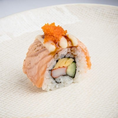 R10ซูชิแซลมอนโรลเบิร์นมาโยไข่กุ้ง 3 คำ