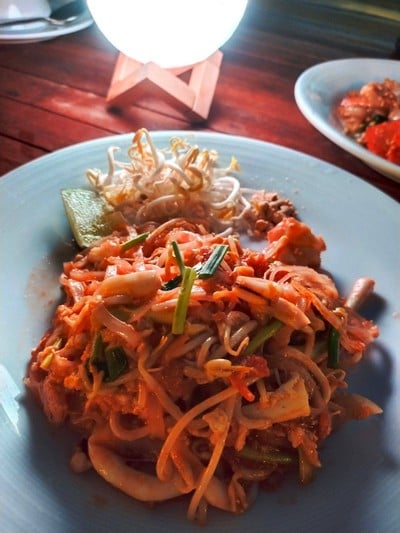 ผัดไทยทะเล 120.-