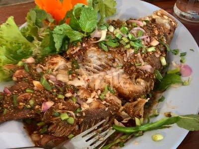 ลาบปลากระพงแดงทอด