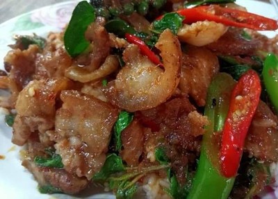 ข้าวหมูป่าผัดเผ็ดกะเพรา