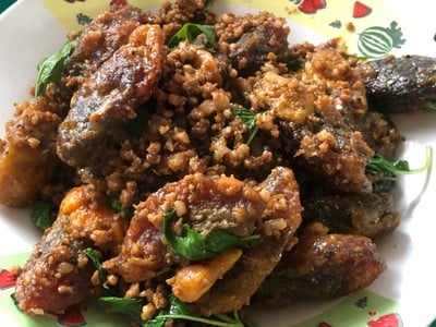 กะเพราหมูสับไข่เยี่ยวม้า