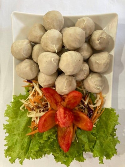 ลูกชิ้นหมูลวกจิ้ม