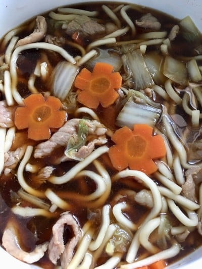 วิธีทำ “อุด้งน้ำดำหมูนุ่ม” 