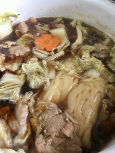 วิธีทำ “อุด้งน้ำดำหมูนุ่ม” 