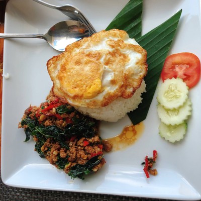 ข้าวกะเพราไข่ดาว