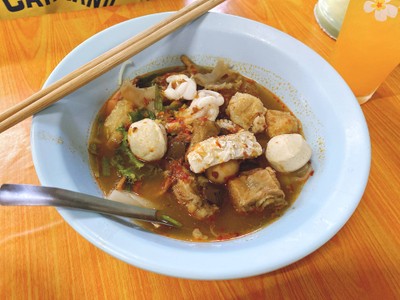 ก๋วยจั๊บครึ่งบกครึ่งน้ำต้มยำ