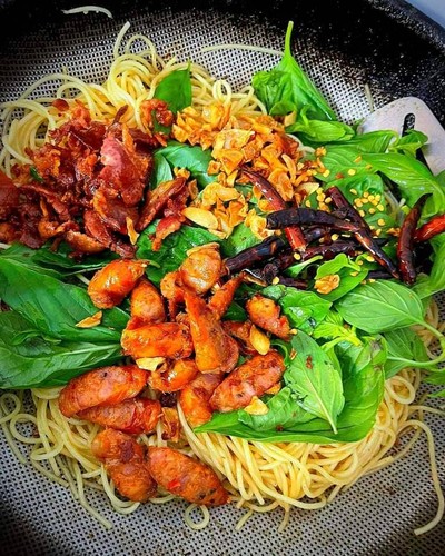 วิธีทำ สปาเกตตี้ผัดไส้อั่วเบคอน 🥓 วิธีทำ สปาเกตตี้ผัดไส้อั่วเบคอน 🥓