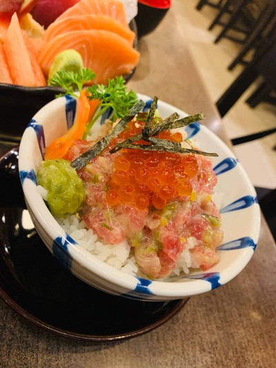 ข้าวหน้าท้องปลาทูน่าสับ