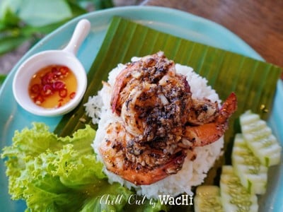 ข้าวหน้ากุ้งกระเทียมพริกไทยดำ
