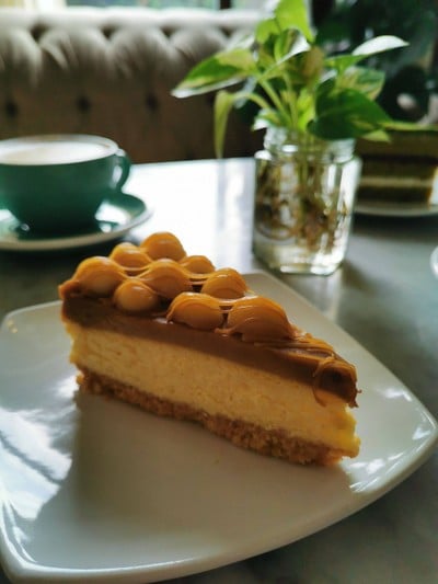 CARAMEL MACADAMIA CHEESECAKE