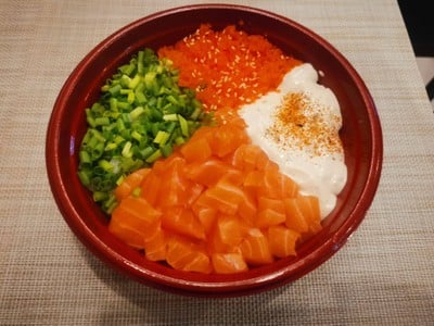 ข้าวหน้าแซลมอนสดครีมชีสไข่กุ้งกับมิโซะซุป