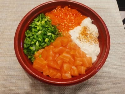 ข้าวหน้าแซลมอนสดครีมชีสไข่กุ้ง + ซุปมิโสะ