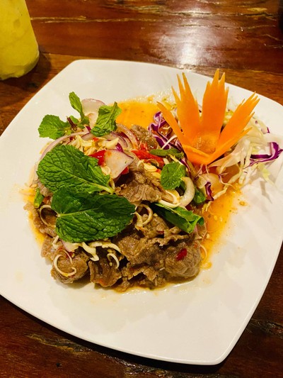 ยำเนื้อน่องลายโคขุน