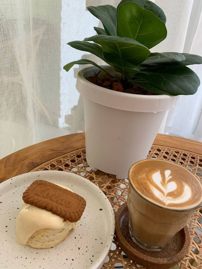 กาแฟพิคโกโล่ สโคนเนย