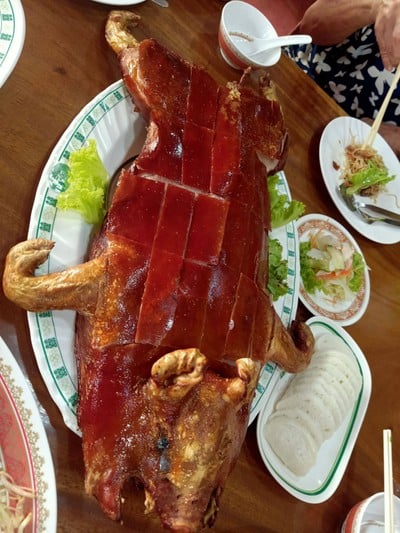 หมูหันหนังกรอบ พร้อม หมั่นโถว