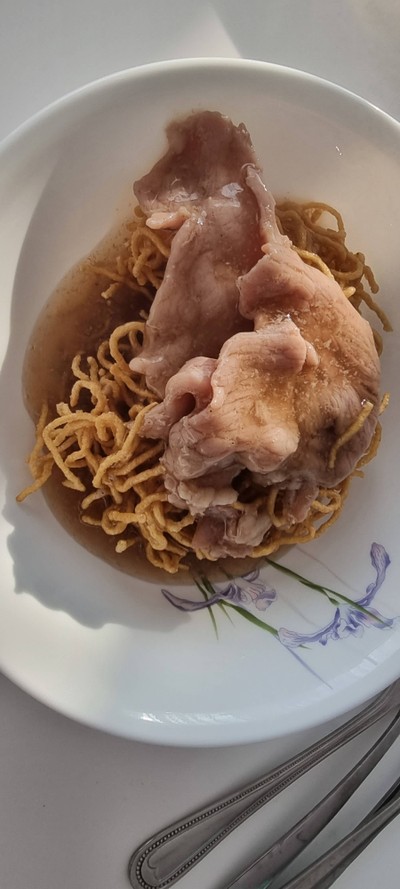 ราดหน้าหมูนุ่ม - บะหมี่กรอบ