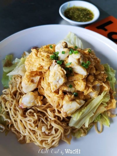 มาม่าผัดกระเทียมไข่ข้นเนื้อปูก้อน