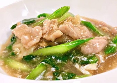 ราดหน้าหมูนุ่ม เส้นใหญ่