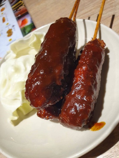 หมูเสียบไม้ทอดราดซอสมิโซะ
