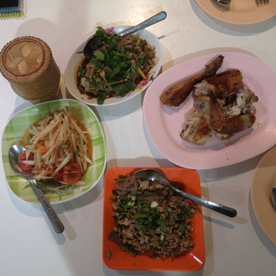 อาหาร หรือ เครื่องดื่ม