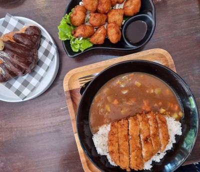 ข้าวแกงกะหรี่ไก่ทอด