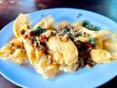 เกี๊ยวกรอบผัดกระเพา