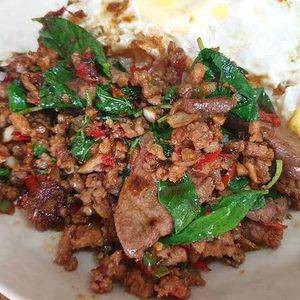 กะเพราหมูสับ+ตับ ราดข้าว