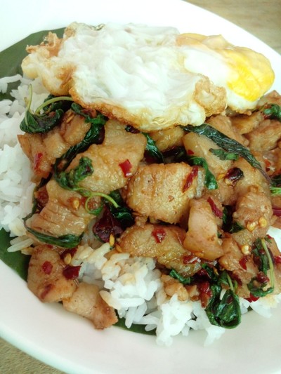 กะเพราหมูสามชั้น ราดข้าว