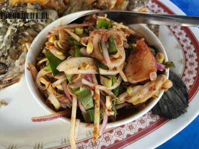 ปลาช่อนทอดยำ