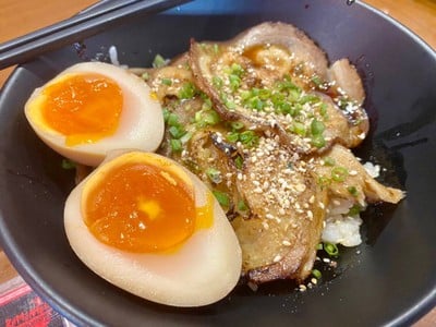 ข้าวหน้าหมูชาชูพ่นไฟ
