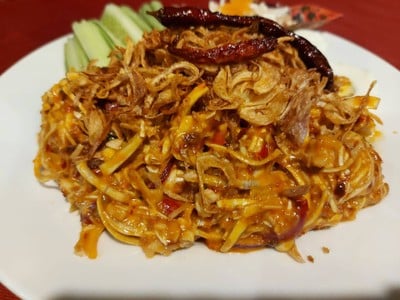 ยำหัวปลีกุ้งสด