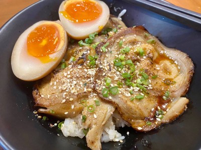 ข้าวหน้าหมูชาชูพ่นไฟ