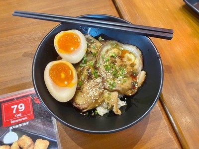ข้าวหน้าหมูชาชูพ่นไฟ