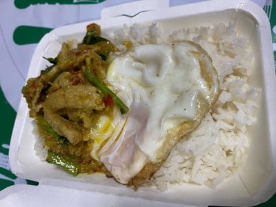 ผัดเครื่องแกงหมูราดข้าว+ไข่ดาว