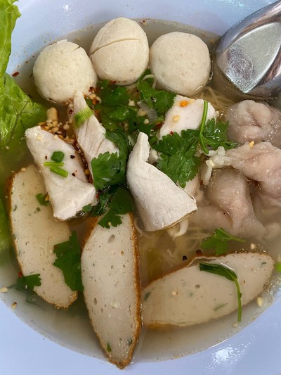 บะหมี่ต้มยำเครื่องปลาเพิ่มเกี๊ยวปลา