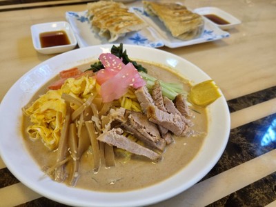 บะหมี่เย็นราดซอสงาบด