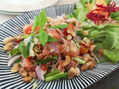 ยำแซลมอน